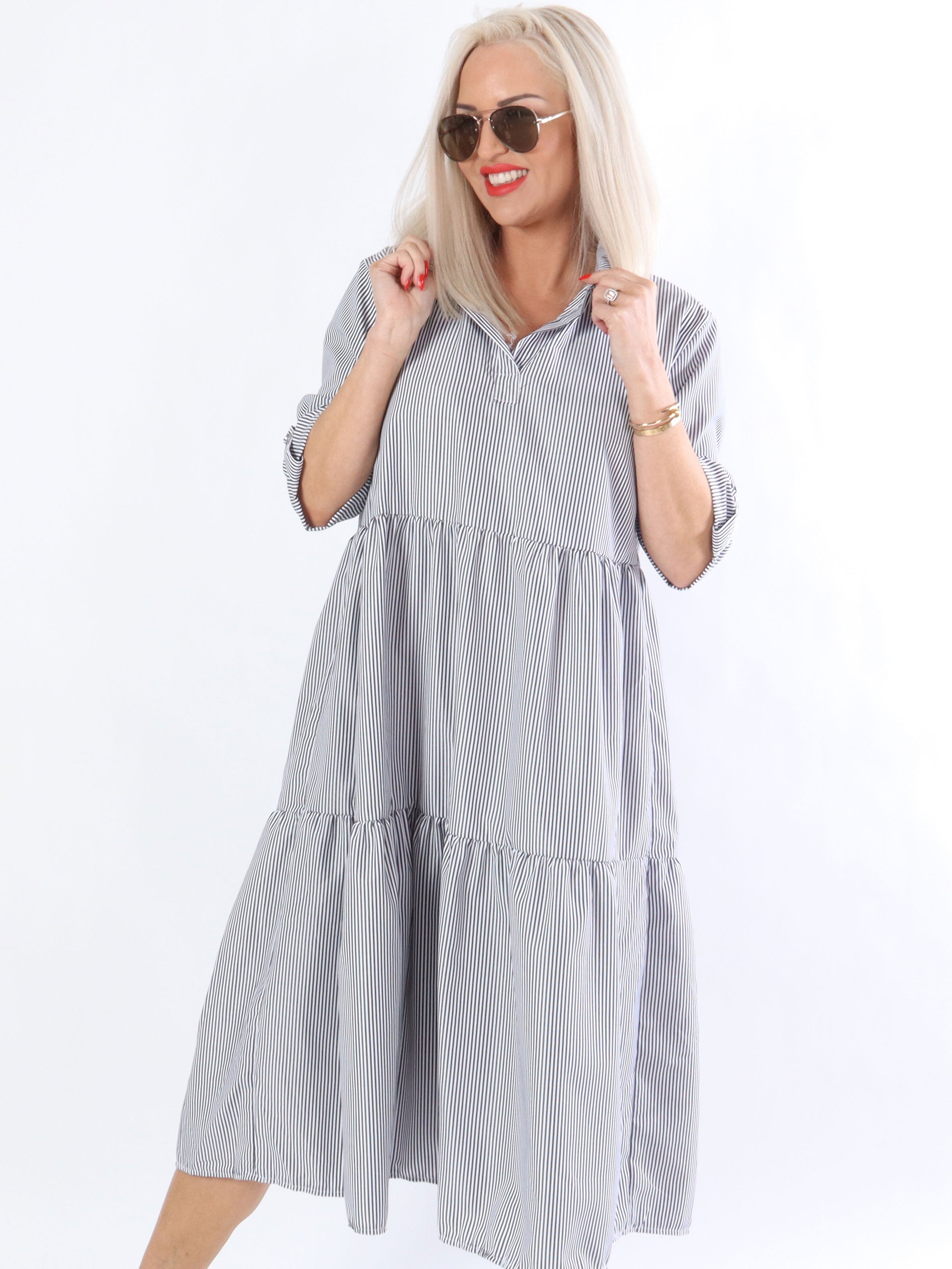 Marla - Sort og hvid stribet kjole i lag på lag look